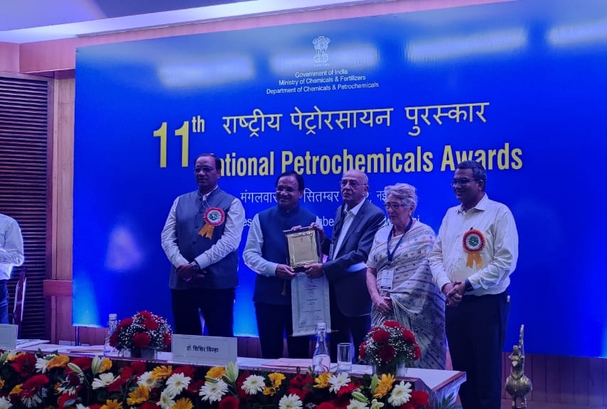 Mr. Rajnikanth Shroff receiving the award